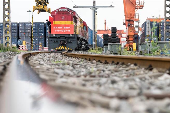支持推动中部地区加快崛起，大陆海关总署今公布16条重点措施。图为渝新欧中欧班列。（中新社资料照片）