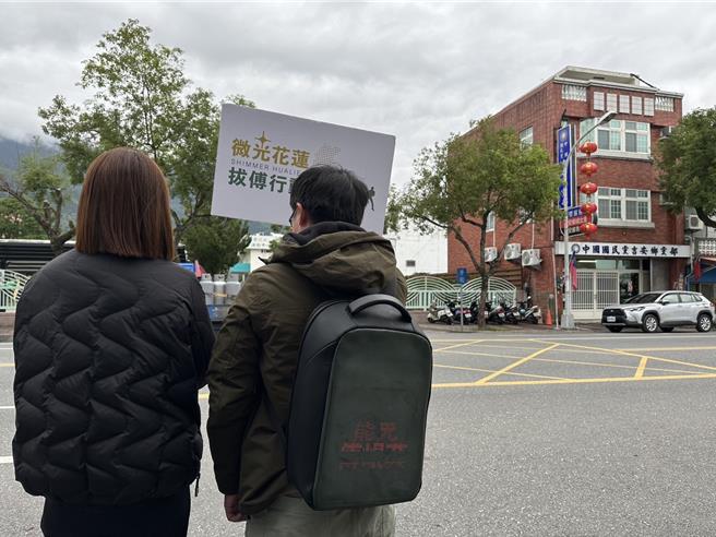 国民党花莲县党部今天在花莲县吉安国小活动中心举办「问政说明」暨岁末联欢活动，地方公民团体「微光花莲」也在活动会场对面邀请民眾填写罢免书。（罗亦晽摄）