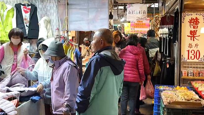 农历春节即将来临，台东市中央市场商家开始摆卖年货，春联、糖果、南北货等应有尽有。（萧嘉蕙摄）