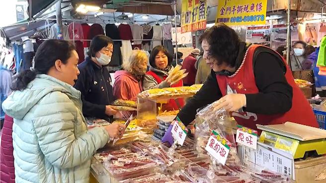 台东市中央市场商家普遍感嘆，网购取代实体店，採买人潮不如以往，年味也愈来愈淡。（萧嘉蕙摄）