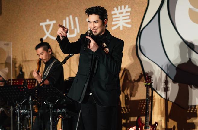 蕭敬騰近日在企業年會演出受到熱烈歡迎。（華納音樂提供）