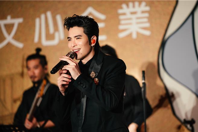 蕭敬騰近日在企業年會演出受到熱烈歡迎。（華納音樂提供）
