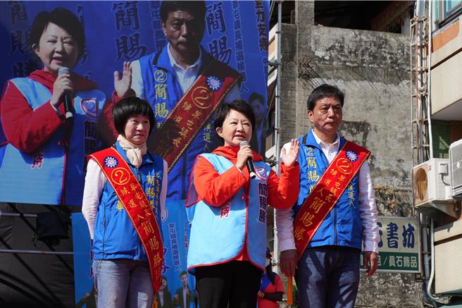 台中市長盧秀燕（中）為草屯鎮長候選人簡賜勝站台。（張妍溱攝）