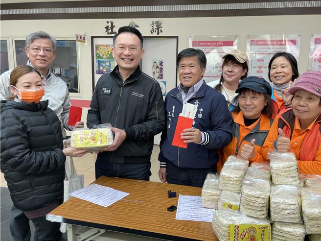 中坜区公所携手民间团体寒冬送暖，副市长苏俊宾与会关怀弱势。(吕筱蝉摄)