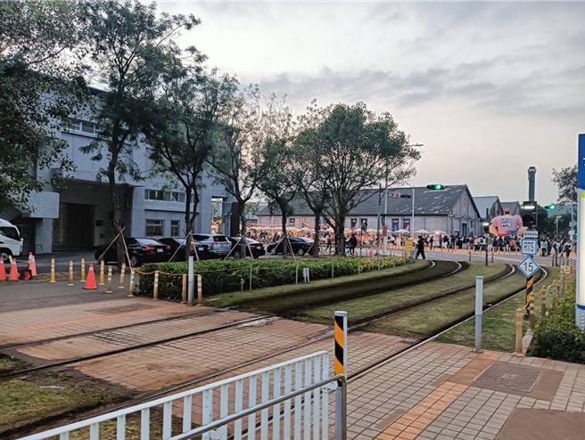 高雄輕軌沿線種植草皮並設置灑水系統澆水，卻造成地面濕滑遭目擊釀遊客滑倒，高捷公司將透過加強清掃、調整季節澆水量改善。（高捷公司提供／任義宇高雄傳真）