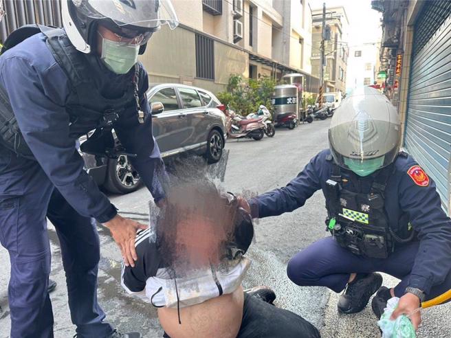 高雄市凤山区2名男子协商破局，叶男持刀砍人，造成被害者大量出血送医后伤重不治。（警方提供／任义宇高雄传真）