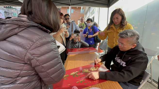 中职会长蔡其昌（右）今天上午到台南永康发送「台湾尚勇」春联。(曹婷婷摄)