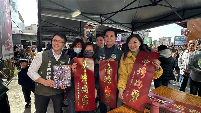 立委林宜瑾（右一）、林俊宪（右二）与市议员朱正轩（左一）一起发「台湾尚勇」春联。（曹婷婷摄）