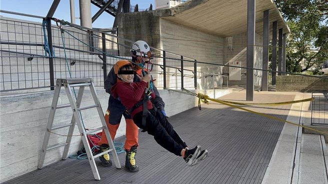 让孩子们化身为小小消防员和亲子穿恐龙装挑战水带布线、体验无人机等项目。（吴佩蓉摄）