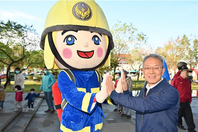 宜兰代理县长林茂盛至现场与民同乐。（吴佩蓉摄）