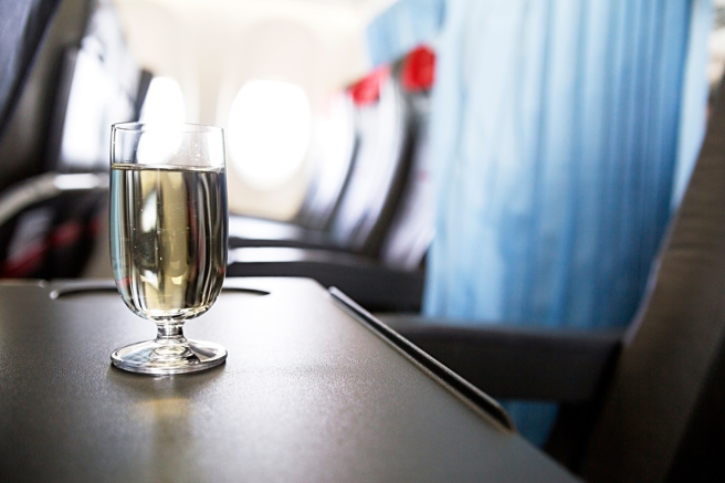 香檳酒的酒精容易讓飛行恐懼症患者症狀加劇，也可能導致腹脹不適。（示意圖：shutterstock／達志）