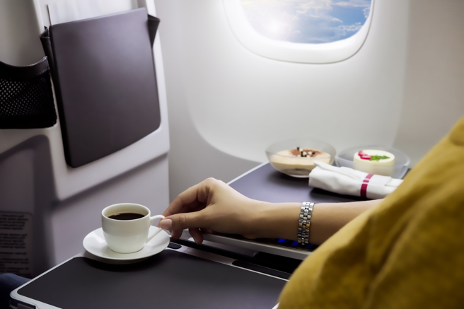 咖啡因會導致心率加速、發抖，對於飛行恐懼症患者沒有好處。（示意圖：shutterstock／達志）