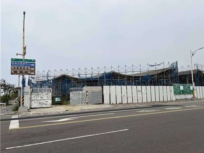 新竹渔港直销中心新建工程2021年开工，原订隔年完工却延宕至今，近日有不少游客到访南寮渔港，注意到该基地仍在施工。（王惠慧摄）