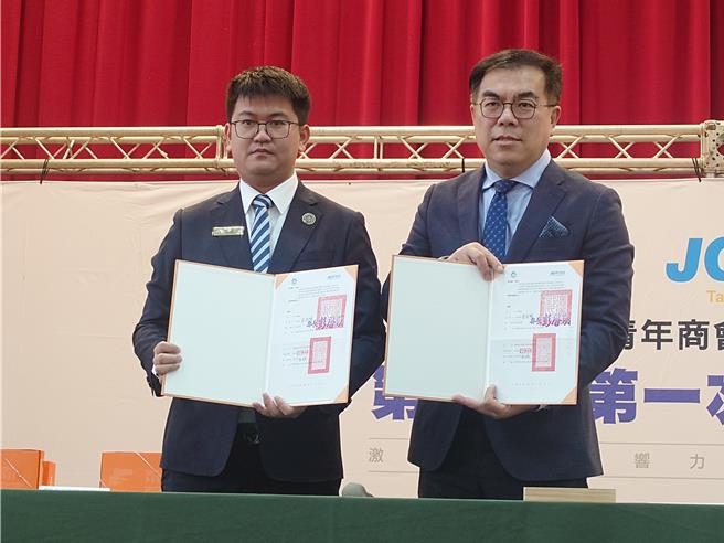 环境部长彭启明与国际青商总会合作签署备忘录，分5年推动菸蒂不落地目标。（任义宇摄）