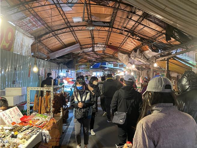 桃園市政府原決議農曆年後拆除忠貞市場棚架，卻遭攤販抗議認為需取得過半數同意，經發局租用市六用地將作為簡易市場，預計2月中旬移置攤販後，依原計畫拆除市場棚架並執行道路拓寬作業。（呂筱蟬攝）