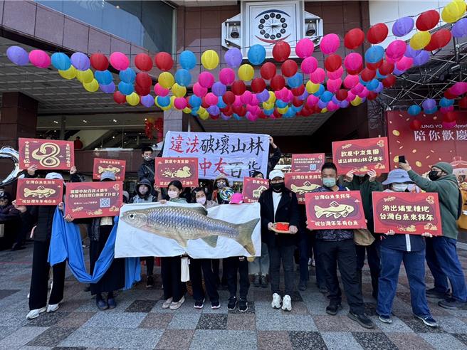 森形埔里农庄旅馆渡假村开发案遭南投埔里在地居民反对，约20人12日再度来到中友百货，控诉开发案违法破坏山林，威胁在地水源，衝击茭白笋产业及台湾白鱼栖地。（潘虹恩摄）