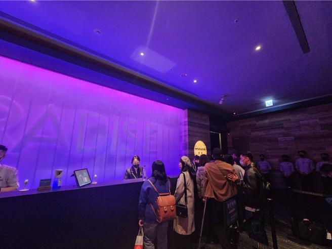 饗饗信義店爆發疑似食品中毒後，12日下午恢復供餐，排隊入場用餐民眾絡繹不絕。（謝佳君攝）