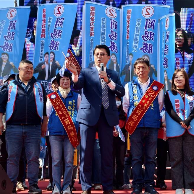 南投草屯镇长补选，国民党候选人简赐胜竞选总部今成立，立委谢龙介（前中）指出，草屯镇长补选，大家关心的是地方建设如何发展，不要选个镇长还炒作大罢免戏码，人民不乐见。（读者提供／张妍溱南投传真）