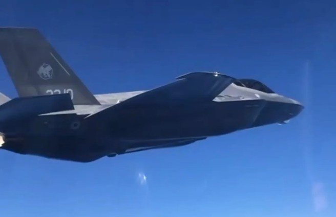 俄羅斯蘇愷戰機飛行員，在持續逼近義大利F-35戰機時，還用攝影裝備拍攝接近的過程。(圖/ X)