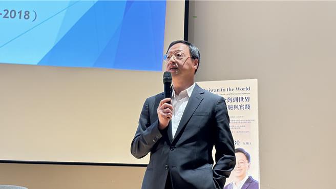 前行政院長江宜樺12日受桃園市日新協會邀約至桃園市立圖書館演講，分享自身在國外留學的經歷。（姜霏攝）