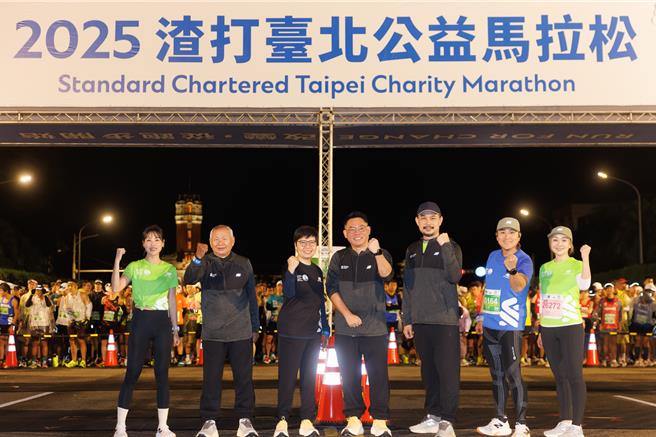 运动女神房思瑜（左起）、中华民国路跑协会理事长郭国雄、渣打国际商业银行台湾区公共事务、品牌及市场推广主管关懿婷、台北市政府体育局局长王泓翔、知名艺人夫妻檔王仁甫、季芹共同启动2025渣打臺北公益马拉松。（渣打提供）