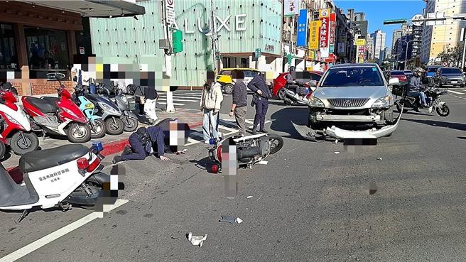 白色车子正在等待左转灯号，警用机车鸣笛正要赶往现场处事，遭厢型车拦腰撞上。（民眾提供）