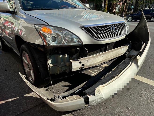 警用机车遭箱型车拦腰撞上。（民眾提供）