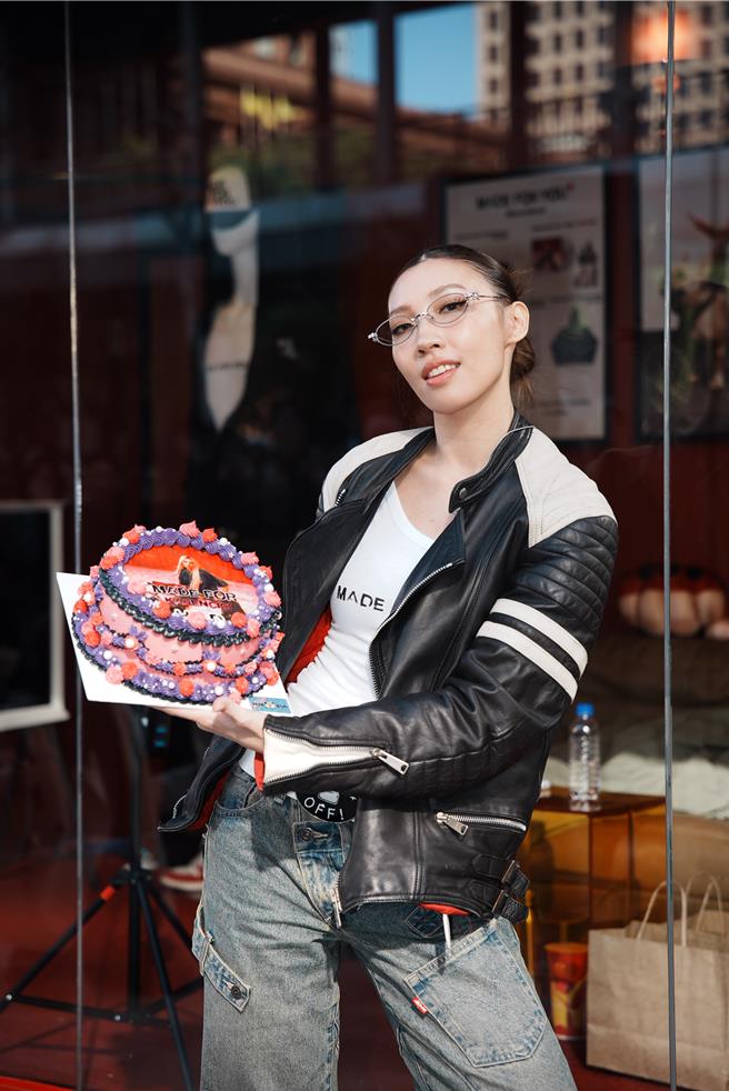 Karencici在信义区举办造势活动。（华纳音乐提供）