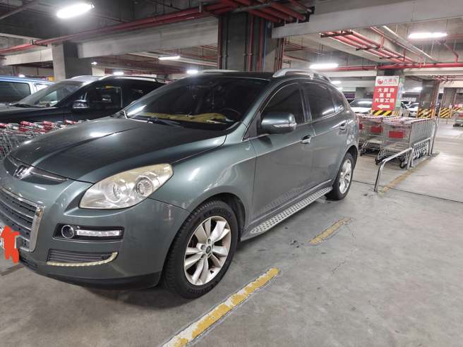 网友在高雄的大卖场惊见有驾驶乱停车，拍下照片PO网引起热议。（翻摄脸书／爆料公社二社）