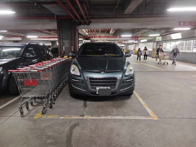 网友在高雄的大卖场惊见有驾驶乱停车，拍下照片PO网引起热议。（翻摄脸书／爆料公社二社）