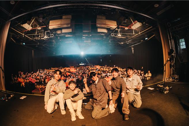 芒果酱12日举办签唱会吸引爆满人潮。（给乐音乐提供）