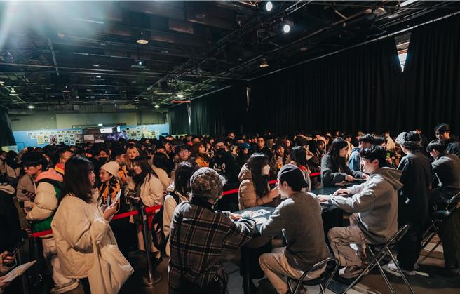 芒果酱12日举办签唱会吸引爆满人潮。（给乐音乐提供）