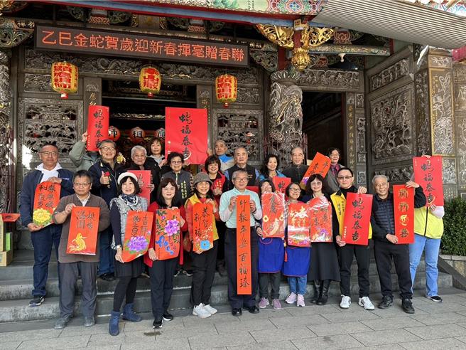 新北市泰山区公所结合里办公处、财团法人新北市泰山巖、显应祖师泰山巖共同举办「新春挥毫赠春联」活动。（泰山区公所提供）