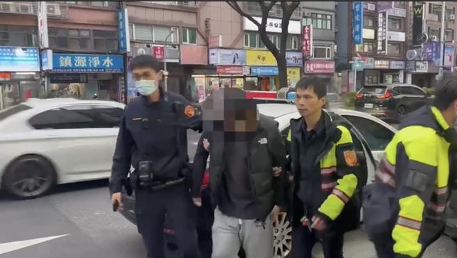 新北市板桥区45岁陈姓男子及32岁李姓男子，8日下午工作结束后一同去买晚餐，却不明原因遭到40岁陈姓男子持棒攻击，而警方也迅速找到犯嫌并将人带回。（海山分局提供）