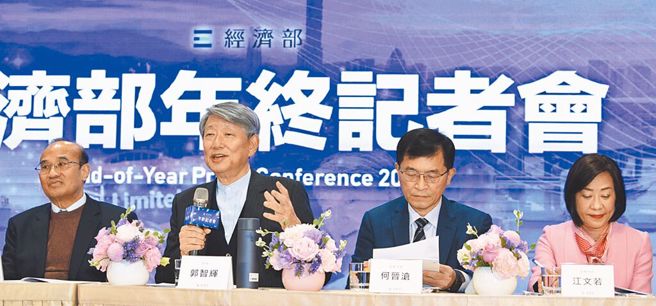 经济部10日举行年终记者会，经济部部长郭智辉（左二）会同常务次长连锦漳（左一）、政务次长何晋沧（右二）及政务次长江文若（右一）出席。（资料照／顏谦隆）