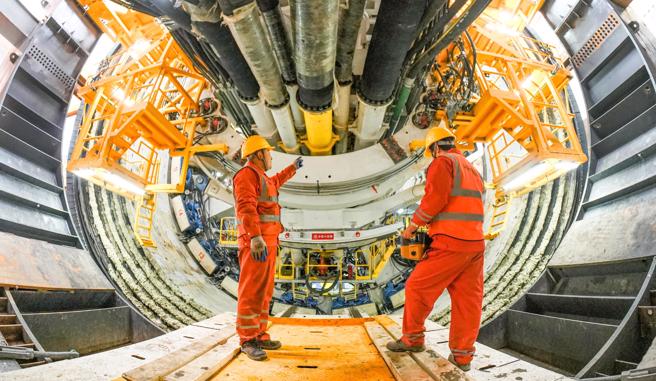 大陆新建铁路杭州萧山机场站高铁钱塘江隧道的钱塘号盾构机近日顺利启动。（图／中铁十四局）