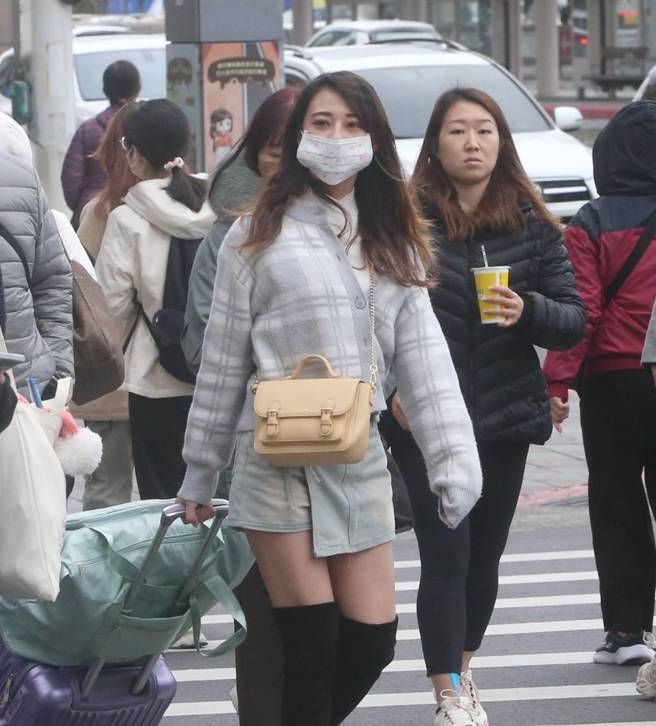 今晚至明晨（12日、13日）各地天气寒冷，西半部及宜兰、花莲、金门、马祖易有局部10度以下低温，尤其新竹、苗栗有局部6度以下低温，台东局部地区只有11度左右，白天后冷气团减弱、各地气温回升。（示意图／赵双杰摄）
