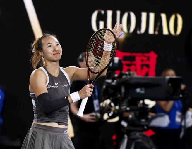 大陆女网选手郑钦文在澳大利亚公开赛首轮获胜晋级，预计可以获得20万澳元（人民币90万元）奖金。（图／新华社）