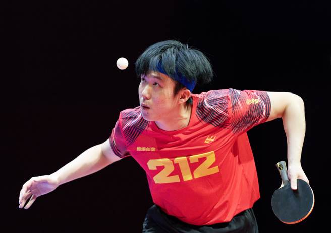 世界桌球联赛排名第一的大陆桌球金牌选手王楚钦一整年下来还拿不到90万元，让许多球迷对WTT的霸王条款极感不平。（图／新华社）