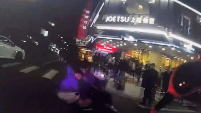 男子衝进台北市一间髮廊，找不到债务纠纷的男子，愤而砸店，客人见状拦住人等警察，却当街起衝突。（翻摄画面）