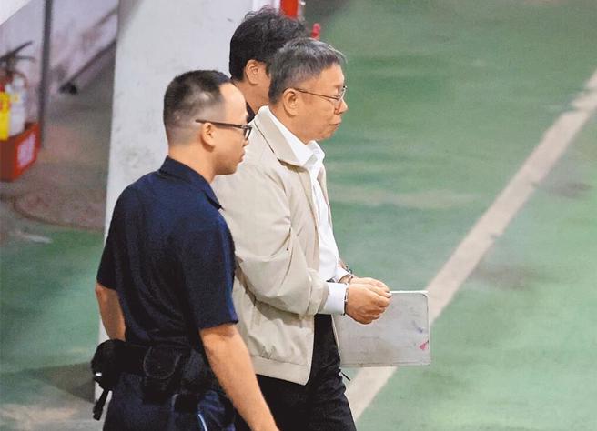 京华城案台北地方法院日前裁定柯文哲(中)羁押禁见时，柯戴手铐在法警戒护下走向囚车。（示意图／资料照／姚志平摄）