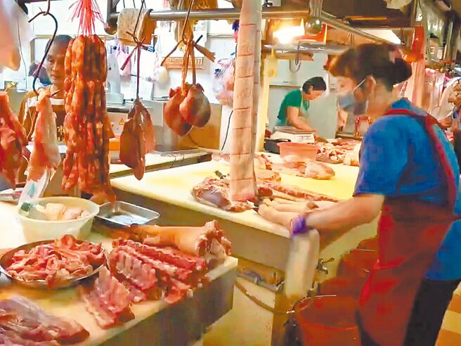 受到年节影响，猪肉需求量大增，每公斤价格直逼百元大关。（本报资料照片）