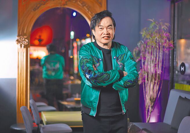 康康在综艺节目《综艺一级棒》大展主持功力，近来尾牙、春酒邀约不断。（陈俊吉摄）