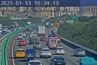 駕駛注意！國1北向新竹段「5車追撞」  車流塞爆回堵5k