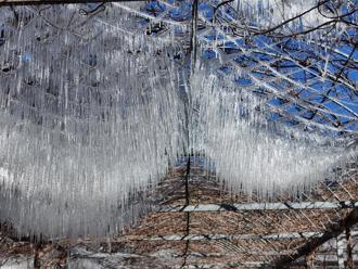 影》零下3.2度！武陵农场现「水晶冰宫」整片倒挂冰柱美翻