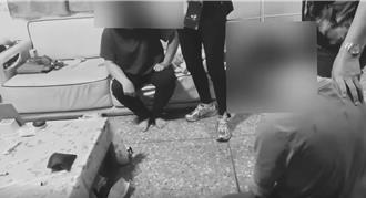 影》男當藥頭遭逮跪地痛哭 母拭淚罵：為什麼都講不聽？