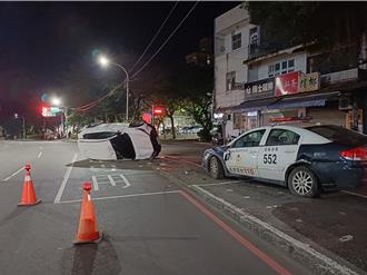 男子駕車擦撞警車翻覆慘了 搜出喪屍煙彈及毒品送法辦