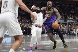 NBA》前狀元批評詹姆斯：他是籃球場裡的美式足球員
