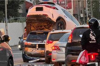中壢5車連環撞 轎車疊羅漢幸無人傷