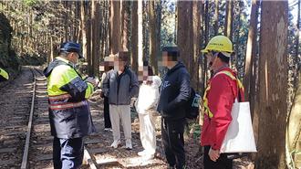 5遊客阿里山林鐵軌道忘情自拍 慘了！每人最高罰1萬